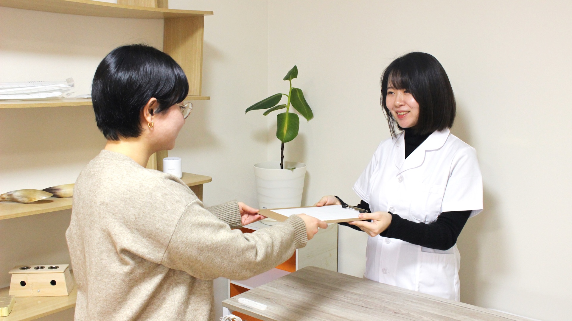 問診票をお渡しする様子
